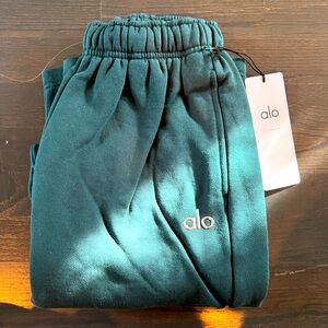 Alo yoga Accolade NWT xxs Sweats. Straight leg. Green